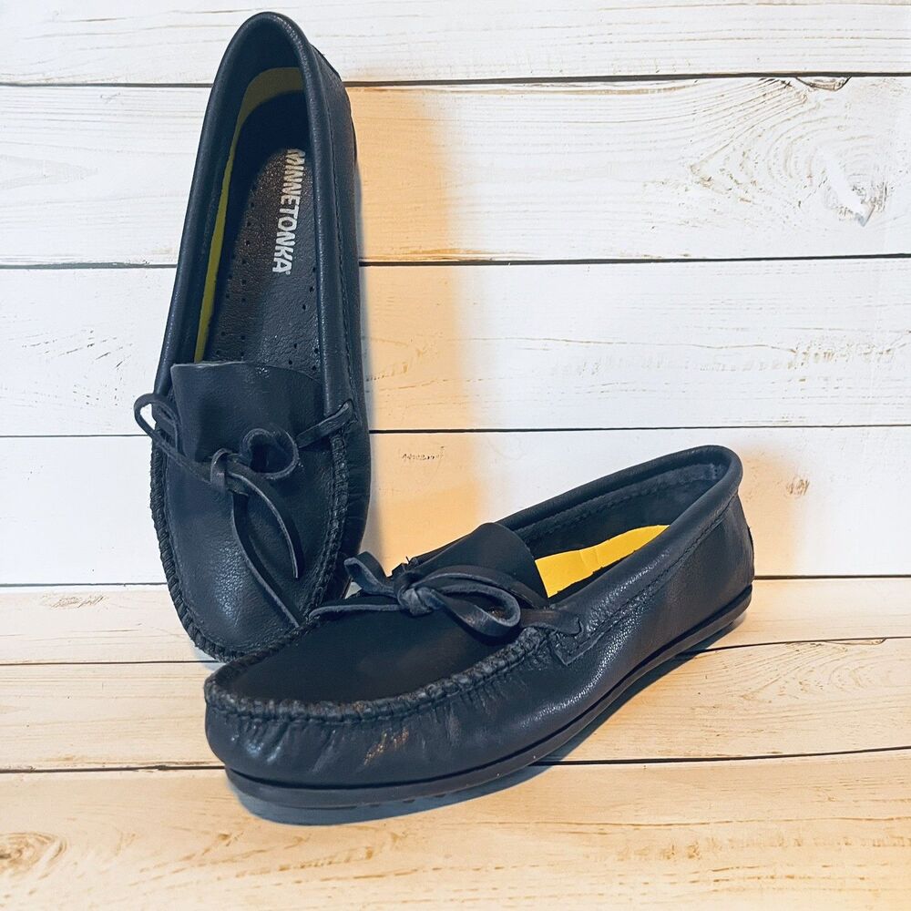 Minnetonka Women’s Navy Blue Leather Moccasin Driving Loafer Rawhide Ties Size 7